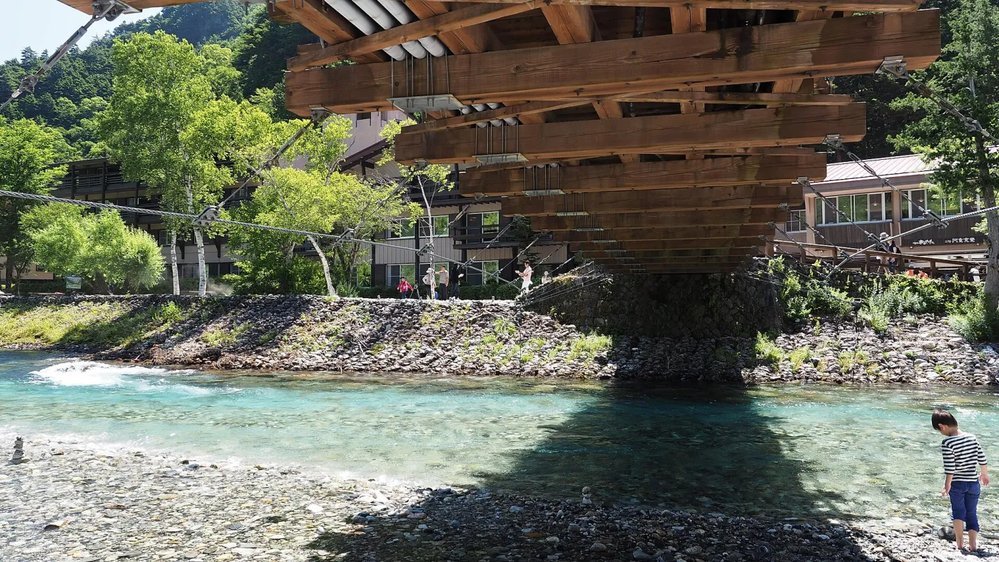 長野県・上高地の河童橋と梓川