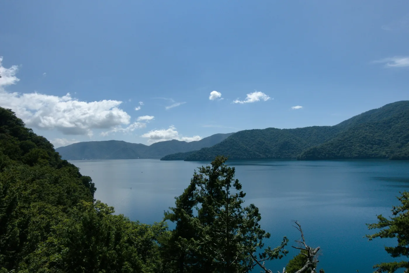 栃木県・奥日光の中禅寺湖と緑の山並み
