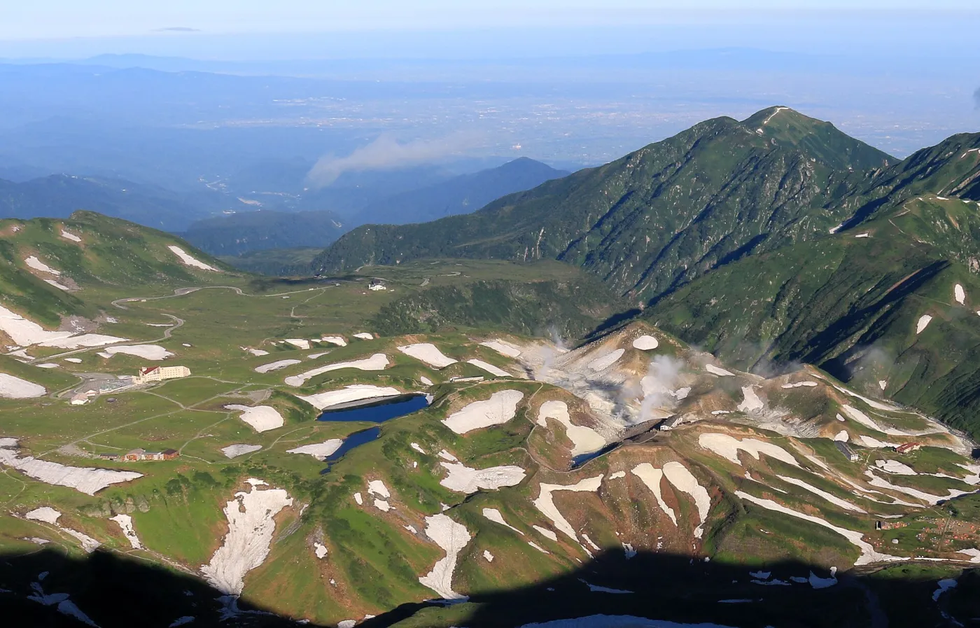 立山から見渡す室堂と地獄谷の夏山風景